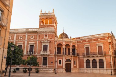 Valencia İspanya 'nın eski bir kasabasındaki güzel bir binanın eski bir ön cephesi