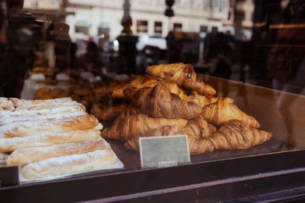 Tatlı Kruvasan Resmi Süpermarkette Işe Yarıyor Farklı Ekmek Kek Çöreklerle — Stok fotoğraf
