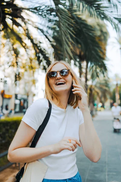 Χαμογελώντας Νεαρή Γυναίκα Έφηβος Κορίτσι Καλώντας Στο Smartphone Στην Οδό — Φωτογραφία Αρχείου