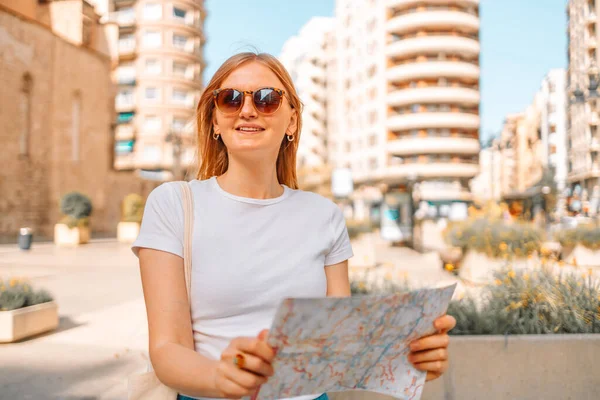 Νεαρή Ταξιδιώτης Γυναίκα Περπάτημα Στην Παλιά Πόλη Κρατώντας Τουριστικό Χάρτη — Φωτογραφία Αρχείου