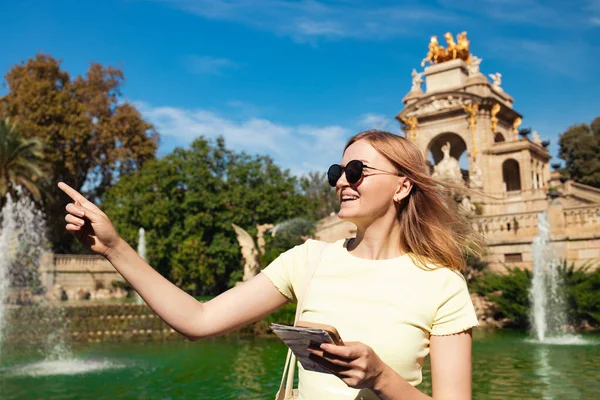 Yimser Genç Bayan Turist Elinde Gözlüklü Mutlu Gezgin Elinde Turist — Stok fotoğraf