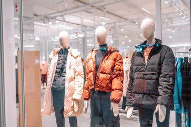 Alışveriş mağazası. Gdansk, Polonya, Avrupa. Mankenler alışveriş merkezinde kadın ve erkek kışı için sıcak kıyafetler giyer. Elbiselerini alışveriş merkezinde katla..