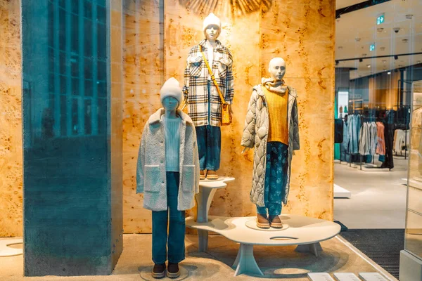 男性と女性の衣料品店 パーカ ジャケット ガラスの後ろに身を包んだ3つのマネキン 衣料品店の表示 — ストック写真