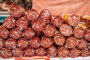 Polonya 'nın Krakow kentindeki geleneksel İtalyan yemekleri mağazasının vitrininde. Delicatessen Noel yemeği dükkanı. Yüksek kalite fotoğraf