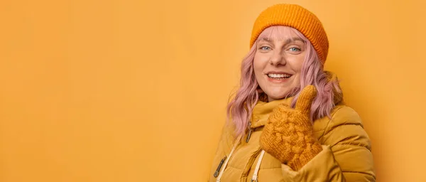 Close Fun Junge Frau Jahre Alt Trägt Gelbe Jacke Hut — Stockfoto