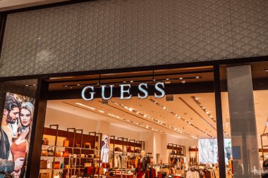 Gdansk, Polonya, Avrupa - 31 Ekim 2022: Tahmin Mağazası. Tahminimce bir Amerikan giyim markası. Kıyafet dışında başka moda aksesuarları da var. Saat, mücevher ve parfüm gibi..