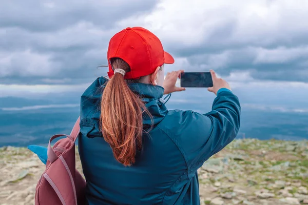 Młoda Letnia Kobieta Turystka Fotografująca Się Smartfonem Szczycie Urwiska Widok — Zdjęcie stockowe
