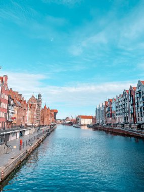 Gdansk Panoraması ile Motlawa nehri üzerinde eski güzel bir kasaba sis altında, Polonya.