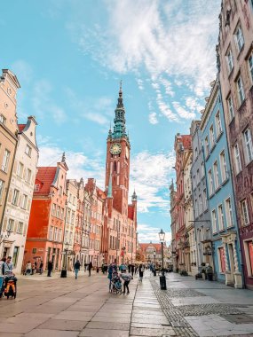 Gdansk, Polonya - 30 Ekim 2022: Eski Şehir. Long Market Caddesi. Polonya 'nın tarihi Gdansk kentinin ana pazar meydanındaki insanlar. Seyahat tatili kavramı.