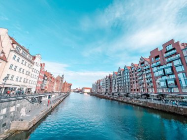 Gdansk Panoraması ile Motlawa nehri üzerinde eski güzel bir kasaba sis altında, Polonya.