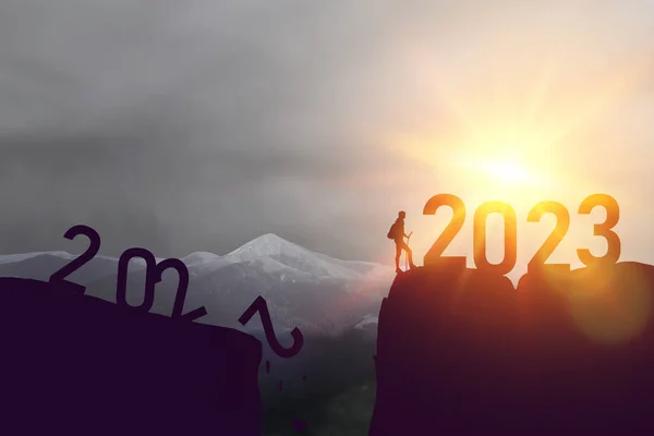 Frohes Neues Jahr 2023 Reisetourist Mit Rucksack Springt Zwischen 2022 — Stockfoto