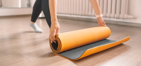 Fitness Yoga Übung Workout Frau Eine Frau Mit Einer Yogamatte — Stockfoto