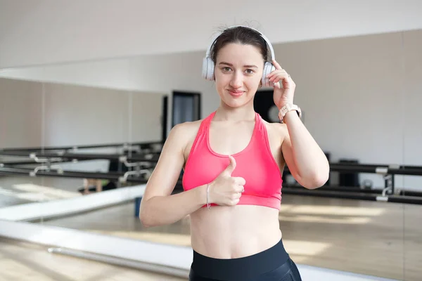Portrait Attraktive Frauen Sportbekleidung Machen Eine Pause Mit Kopfhörer Hören — Stockfoto