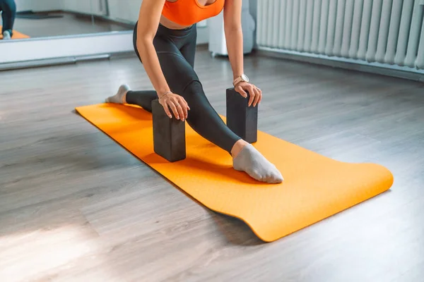 Frauen Yoga Workout Mit Yoga Blöcken Auf Yogamatte Drinnen Gesunder — Stockfoto