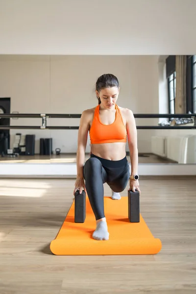 Yoga Stretch Jovem Mulher Atraente Praticando Ioga Alongamento Exercício Asana — Fotografia de Stock