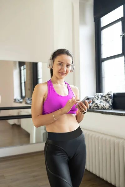 Aktive Junge Kaukasische Sportliche Fitness Trainerin Mit Smartphone Musik Hören — Stockfoto