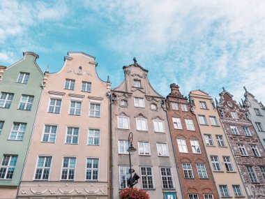 Gdansk, Polonya - 30 Ekim 2022: Eski Şehir. Long Market Caddesi. Polonya 'nın tarihi Gdansk kentinin ana pazar meydanındaki insanlar. Seyahat tatili kavramı.