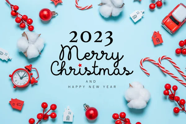 送礼或送红弓礼盒 2023号礼品盒及星盘 圣诞节和新年背景 平躺在床上 — 图库照片