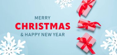 2023 Mutlu Noeller ve Mutlu Noeller tebrik kartı afişi. Yeni yıl. Noel. Noel hediyeleri kırmızı kurdeleler, mavi arka plan manzaralı süsler. Kış tatili Xmas teması. Düz yatıyordu. 