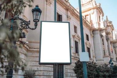 Açık hava reklamı için boş şablon ya da boş reklam panosu sokağı. Ekrandaki kırpma yolu ile ticaret gösterileri, reklamcılık veya tanıtım afişleri için kullanılabilir. 