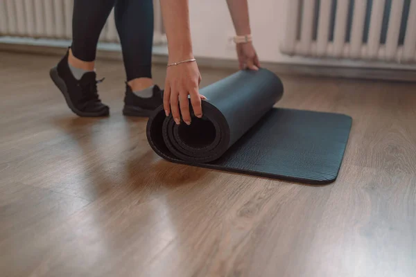 Fitness Yoga Übung Workout Frau Eine Frau Mit Einer Yogamatte — Stockfoto