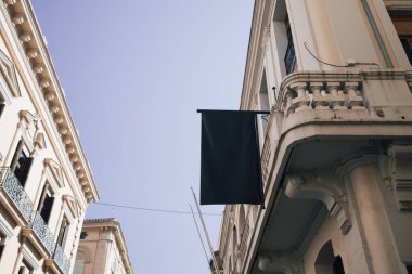 Boş boş siyah reklam afişi şehrin dışındaki inşaat alanının gri çitlerine monte edildi.. 