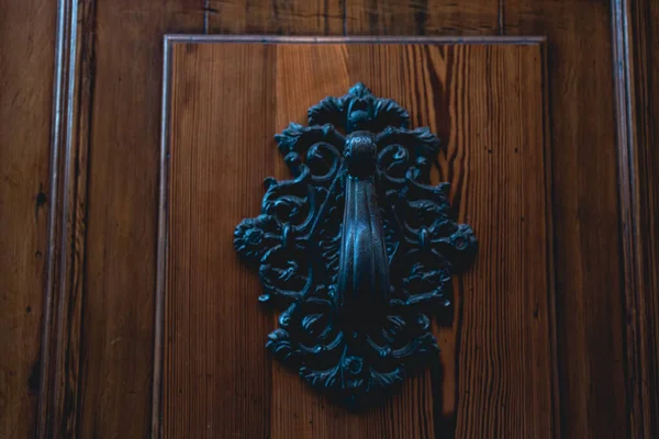 Královský Styl Černé Dveře Zaklepat Dřevěné Dveře Starý Klepadlo Dřevěné — Stock fotografie