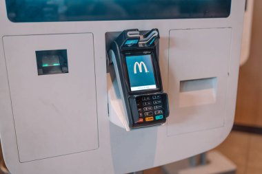 Valencia, İspanya: 16 Ekim 2022: McDonalds restoranında yemek siparişi vermek için büfe ödeme terminali. Yüksek kalite fotoğraf