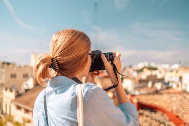 İspanya 'nın Valencia şehrinde gün batımında fotoğraf çeken pozitif kadın turistler. Arka plan