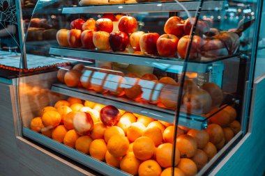 Taze meyve suyu ve meyve püresi yapıyorum. Temiz yemek ve sağlıklı gıda konsepti.