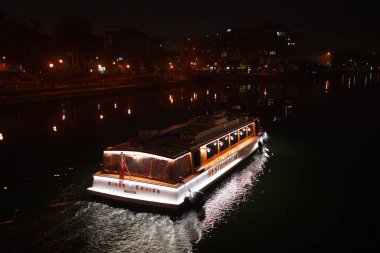 Gdansk, Polonya - 31 Ekim 2022: Küçük bir yolcu gemisiyle Gdansk Polonya 'nın gece görüşü. Gece gezisi