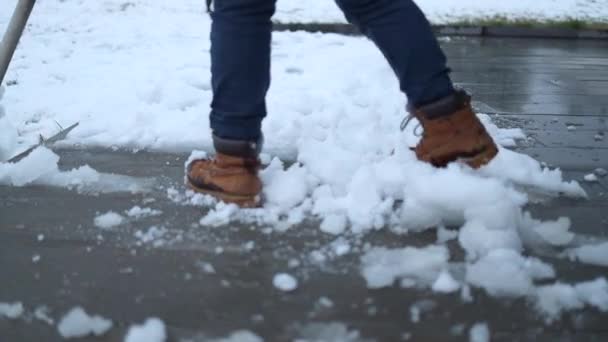 Primer Plano Hombre Limpiando Limpiando Nieve Frente Casa Día Soleado — Vídeos de Stock
