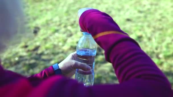 야외에서 훈련받은 운동복을 마시는 흐르는 마시고 아침에 은물의 균형을 되찾는다 — 비디오