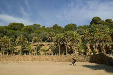 BARCELONA, İspanya - 13 Ekim 2022: Ünlü mimar Antoni Gaudi 1852-1926 tarafından tasarlanan Park Guell 'deki seramik bank. UNESCO, Dünya Mirası Sitesi. 
