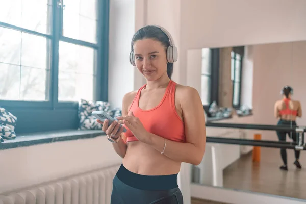 Aktive Junge Kaukasische Sportliche Fitness Trainerin Mit Smartphone Musik Hören — Stockfoto