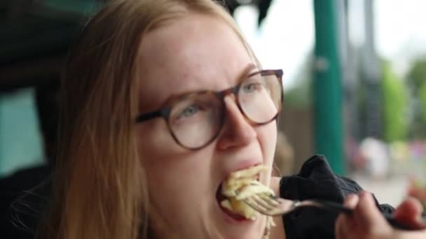 ストリートレストランでサラダを食べる魅力的な30代の女性 夏の日に健康的な食事を味わう陽気な女性の顔を閉じます 高品質4K映像 — ストック動画