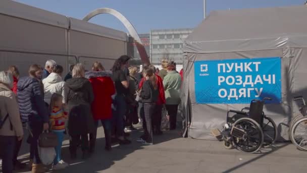 Cracovia Polonia Maggio 2022 Centro Assistenza Rifugiati Gruppo Persone Fila — Video Stock