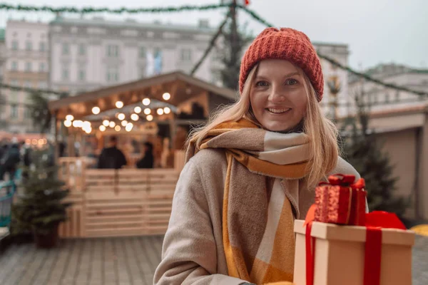 スタイリッシュな若い美しい幸せな女性は 街の通りにショッピングバッグやギフトボックスで歩く 紙の袋とプレゼントと陽気な魅力的な女の子の買い物客 ショッピングモールでクリスマス 冬の販売 — ストック写真