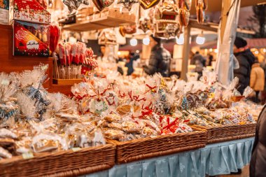 Krakow, Polonya 'daki Noel pazarında geleneksel tatlı zencefilli çörek.. 