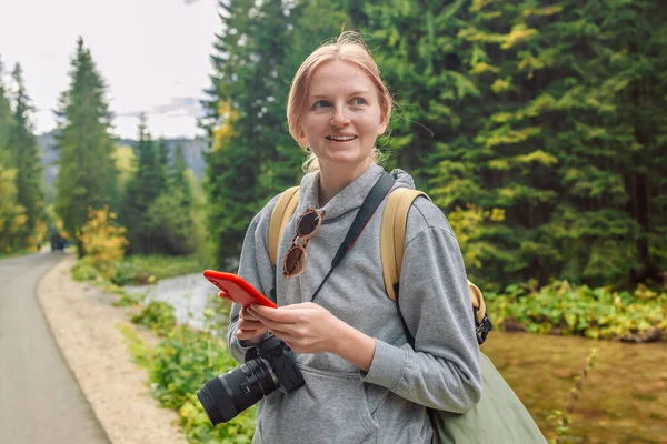 Perjalanan Pegunungan Wanita Muda Pelancong Dengan Ransel Memegang Perangkat Smartphone — Stok Foto