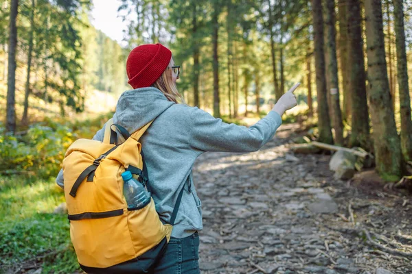 Wanderlust Travel Concept Gadis Pengembara Bergaya Topi Melihat Pegunungan Menjelajahi — Stok Foto
