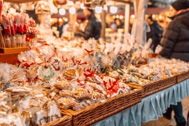 Krakow, Polonya 'daki Noel pazarında geleneksel tatlı zencefilli çörek.. 