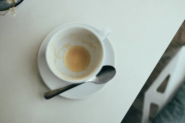 Schmutzige Leere Weiße Kaffeetasse Auf Untertasse Auf Weißem Tischhintergrund Café — Stockfoto