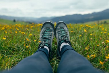 Yürüyüş yapan kız eğleniyor ve nefes kesici dağ manzarasının tadını çıkarıyor. Özgürlük kavramı. Tatras Polonya