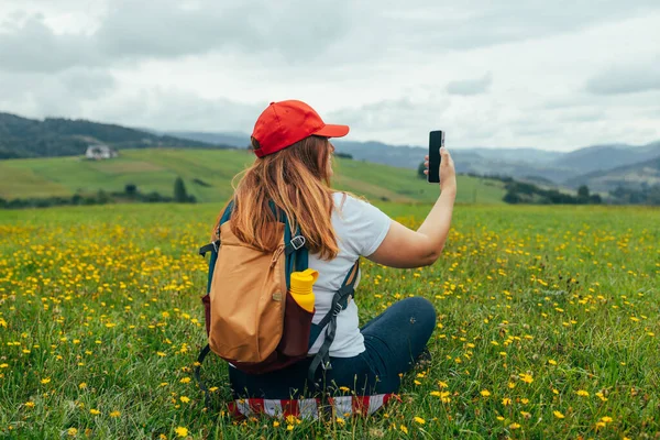 Mulher Turista Com Mochila Tirar Foto Selfie Sobre Montanha Paisagem — Fotografia de Stock