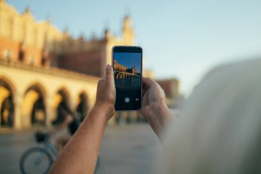 Güzel Krakow pazar meydanı, Polonya, Avrupa. Sukiennice 'in akıllı telefonlu, Krakow, Polonya' lı bir fotoğrafı.