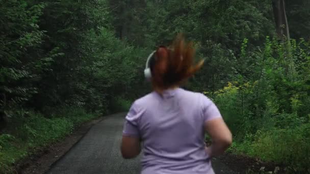 Młoda Kobieta Nadwagą Biegająca Lesie Biegaczka Ćwiczy Rano Sporty Świeżym — Wideo stockowe