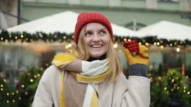 Fototermin Einer Ziemlich Positiv Überraschten Jungen Blonden Frau Trendigen Outfit — Stockvideo