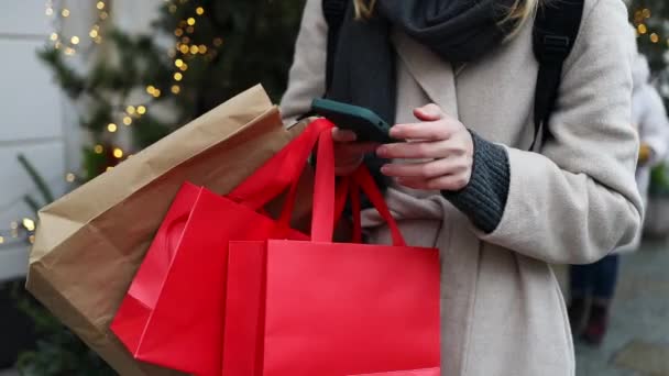 Image Recadrée Mains Féminines Tenant Rouge Paquets Cadeaux Vacances Utilisé — Video