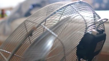 4K elektirikli vantilatör kapanıyor. Havalandırma vantilatörünü kapatıyorum. Yüksek Isı Ventilatörü odayı soğutuyor. Electric Fan-Cooler kanatları durana kadar yavaşlıyor. 